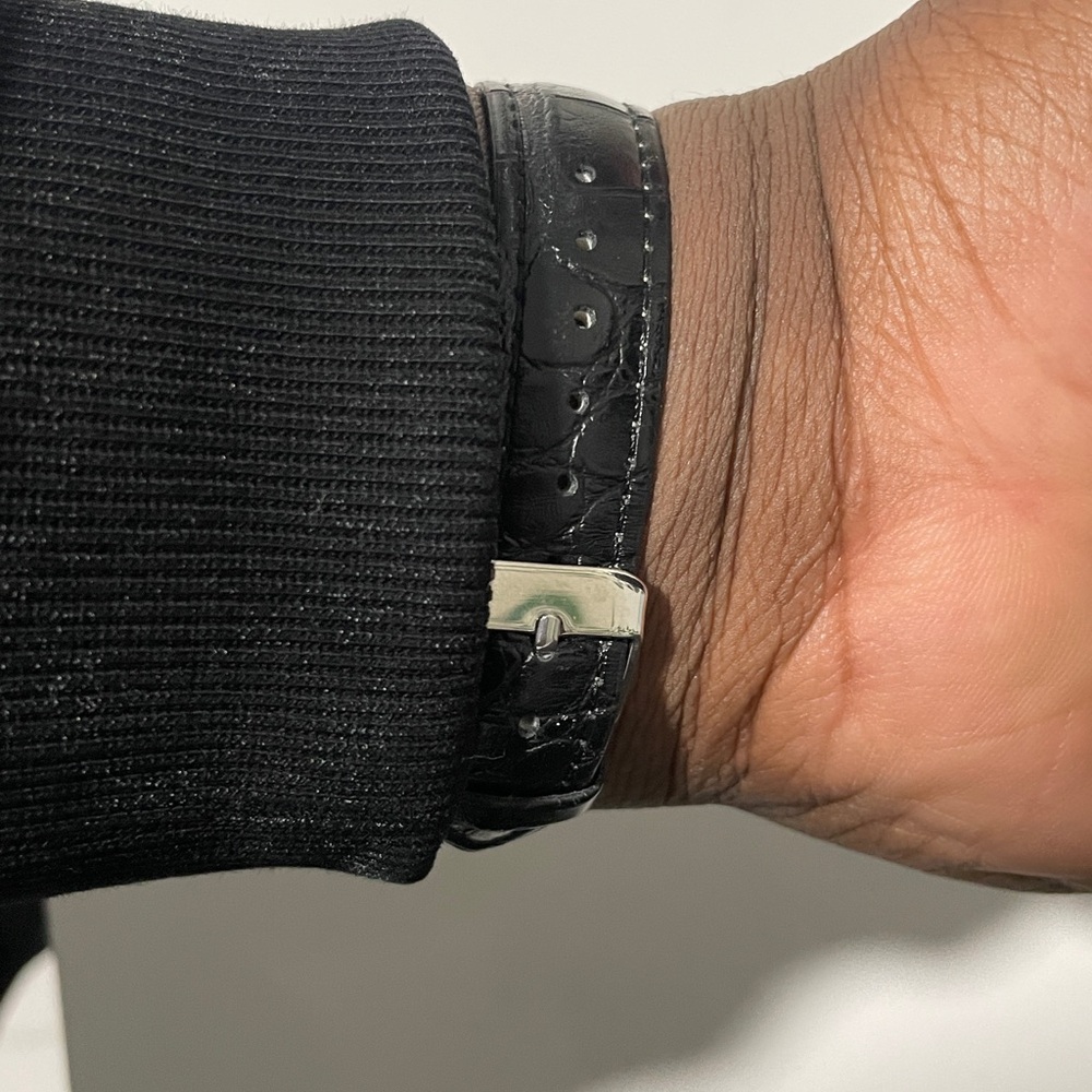 Elegant Black Leather Strap Watch - Picture 4 of 4